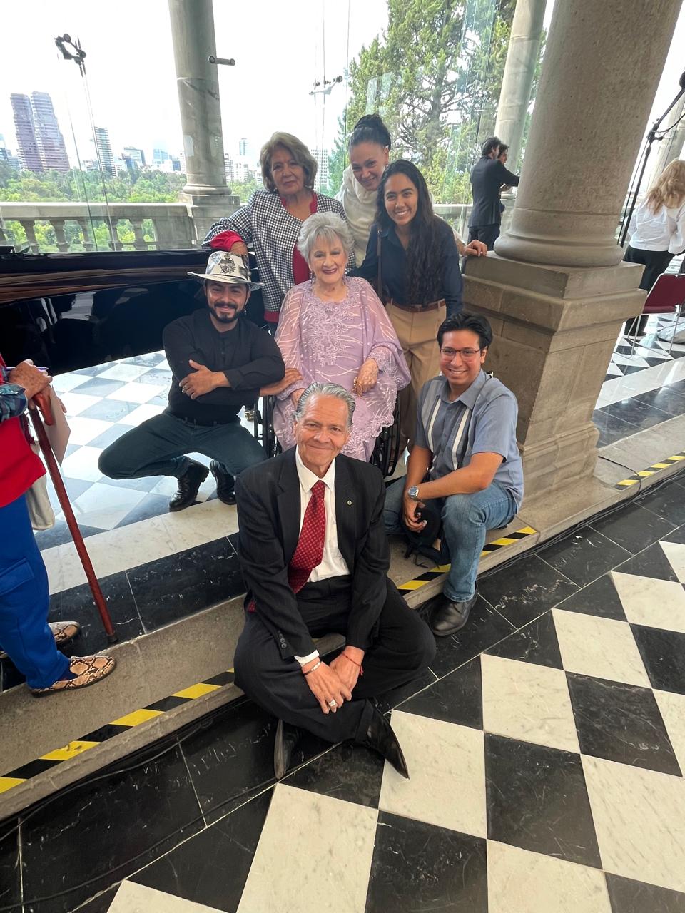 Familia y comunidad en un evento cultural