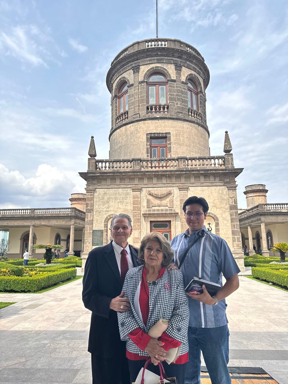 Familia frente al Castillo de Chapultepec, Ciudad de México